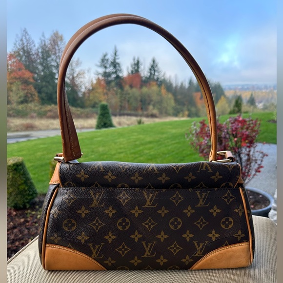 Louis Vuitton Beverly Handbag - Picture 7 of 16